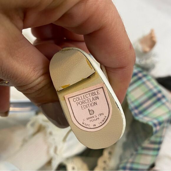 Brinns Pittsburgh Pa 1999 Collectible Porcelain Doll Appr 15” High - Picture 6 of 10